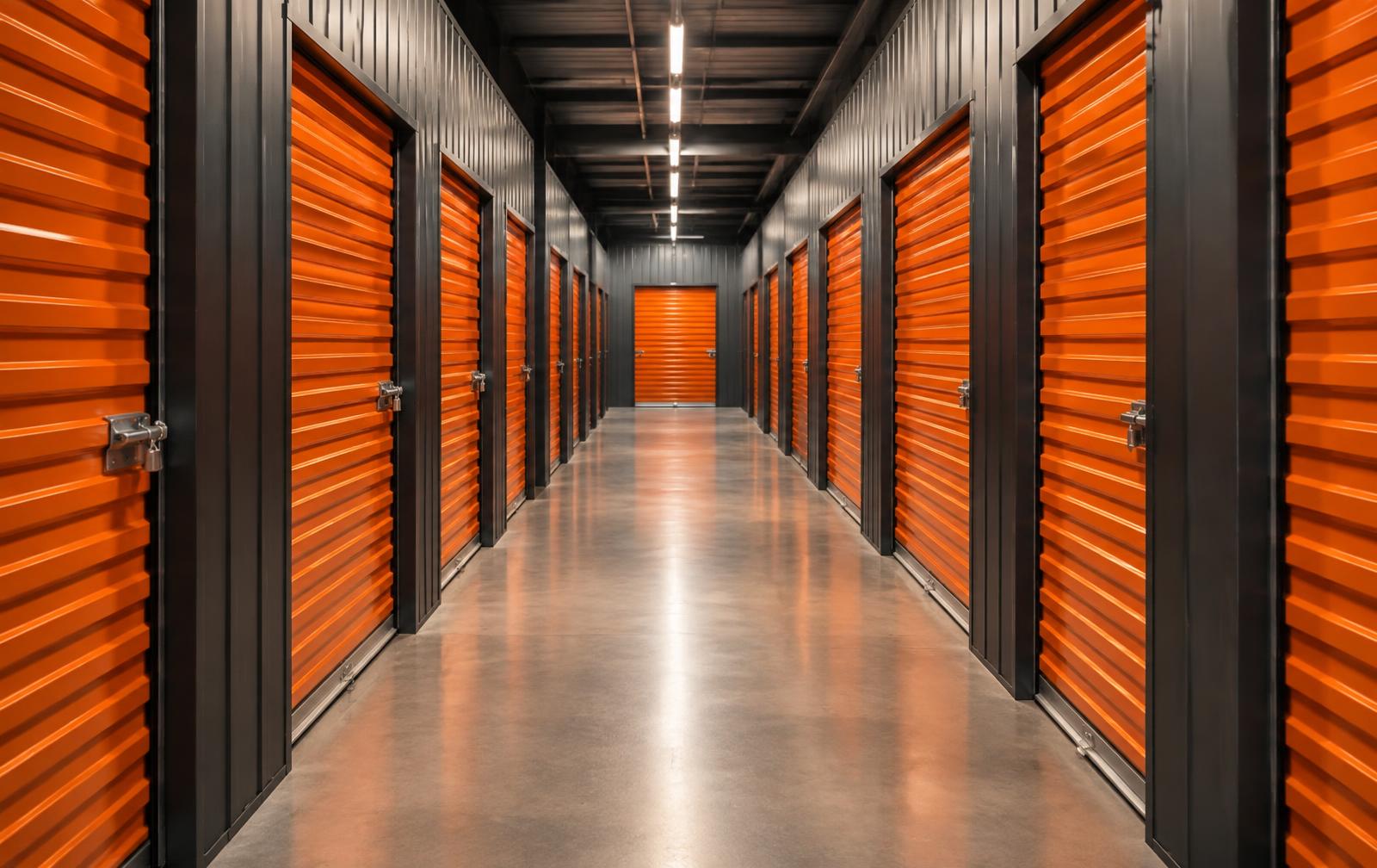 Pasillo de trasteros modernos con puertas naranjas